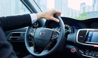 两个男孩子开车姿势